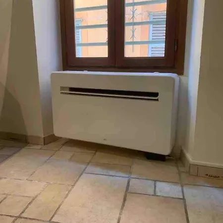 Proche Du Cours Saleya Et De La Plage, Dans Le Vieux Nice, Spacieux Et Climatise Appartement Nice