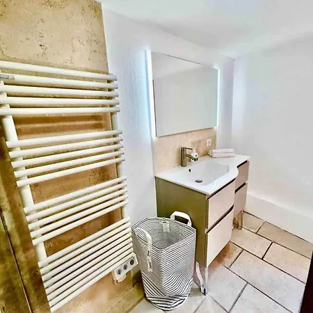 Proche Du Cours Saleya Et De La Plage, Dans Le Vieux Nice, Spacieux Et Climatise Appartement *