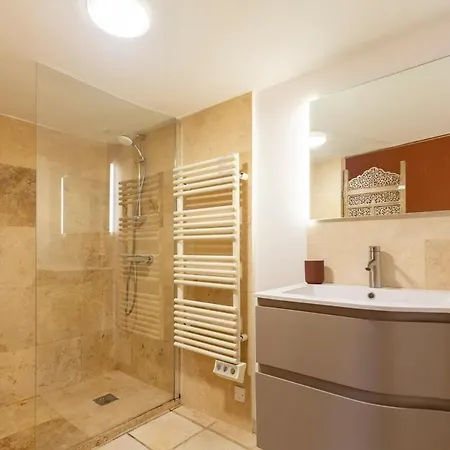 Appartement Proche Du Cours Saleya Et De La Plage, Dans Le Vieux Nice, Spacieux Et Climatise *