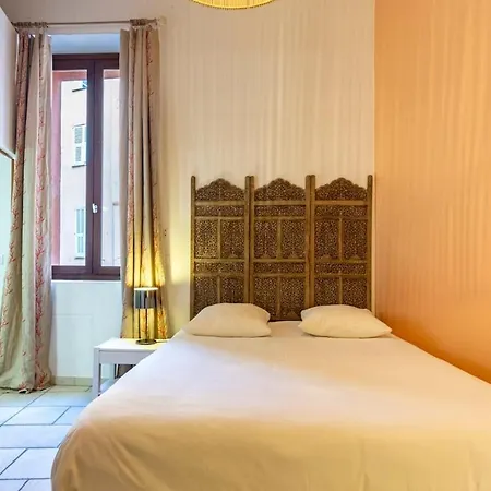 Proche Du Cours Saleya Et De La Plage, Dans Le Vieux Nice, Spacieux Et Climatise Appartement *