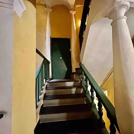 Appartement Proche Du Cours Saleya Et De La Plage, Dans Le Vieux Nice, Spacieux Et Climatise