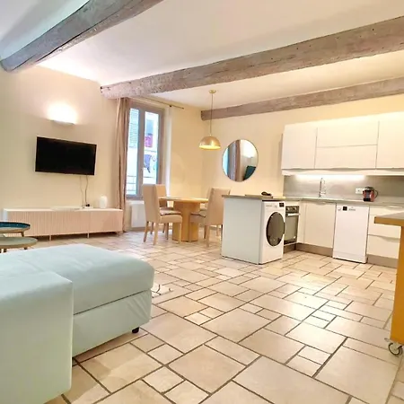 Proche Du Cours Saleya Et De La Plage, Dans Le Vieux Nice, Spacieux Et Climatise Appartement *