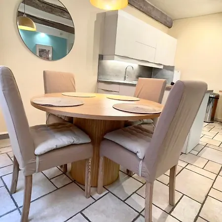 Proche Du Cours Saleya Et De La Plage, Dans Le Vieux Nice, Spacieux Et Climatise Appartement *
